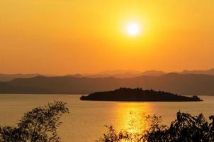 vista de ángulo alto hermoso lago e isla al atardecer foto