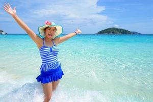 mujer hermosa en la playa en tailandia foto