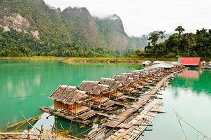 lago y cabaña de bambú resort estilo rústico vintage foto