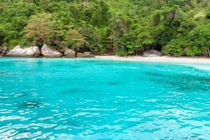 Bahía y playa de luna de miel en la isla de Similan, Tailandia foto