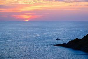 puesta de sol sobre el mar de andaman foto