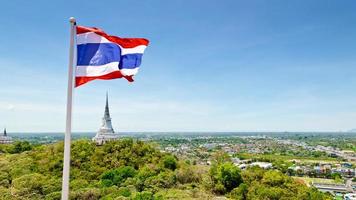 bandera tailandesa ondeando en el viento foto
