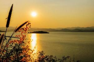 vista de ángulo alto hermoso lago al atardecer foto