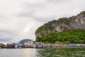 el pueblo de la isla de koh panyee o punyi está flotando foto