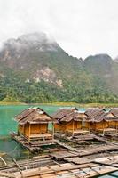 lago y cabaña de bambú resort estilo rústico vintage foto