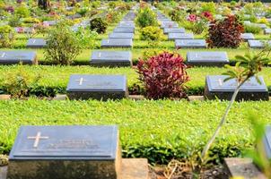 cementerio de guerra de kanchanaburi en don rak foto