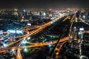 escena nocturna de alta vista de bangkok, tailandia foto