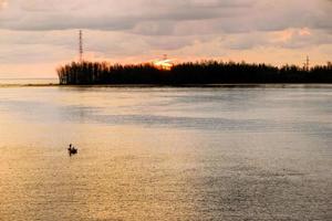 mar al atardecer desde el puente sarasin foto