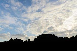 amanecer sobre las montañas. foto