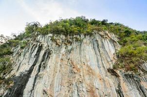 altos acantilados de la montaña de piedra caliza foto