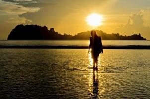 chicas en la playa durante el amanecer. foto