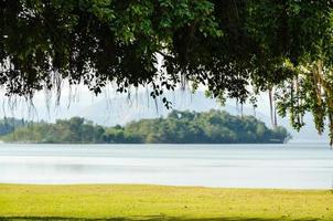 jardines paisajísticos para el ocio en un lago kaeng kra chan