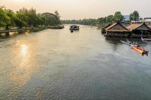 río kwai yai al atardecer foto