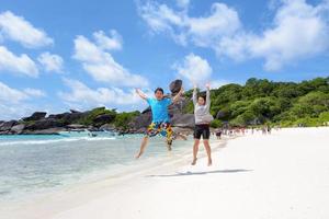 pareja feliz en la playa en similan en tailandia foto