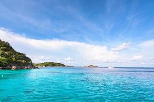 bahía de luna de miel en mu koh similan, tailandia foto