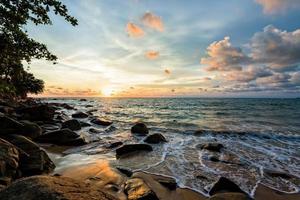 puesta de sol en la playa en tailandia foto