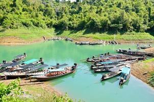 bote de cola larga para turismo de viaje foto