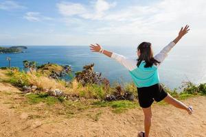 mujer mirando vistas al mar y expresiones de alegría foto