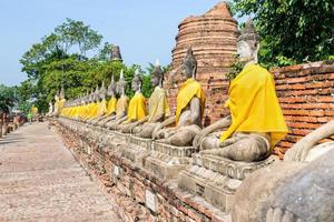 fila de la estatua de buda foto