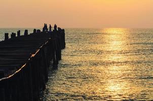 muelle de pesca al amanecer foto