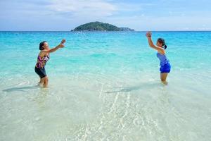 madre e hija felices en la playa foto