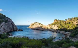 aguas turquesas en es portitxol, ibiza, españa. cala escondida en la isla de ibiza, en sant joan de labritja. foto