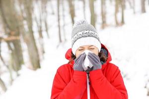 mujer con chaqueta roja durante el invierno foto