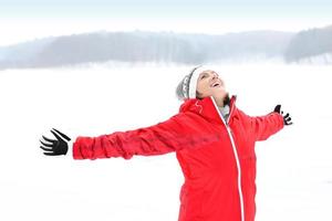 mujer con chaqueta roja durante el invierno foto