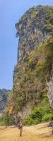 panorama vertical de escalar rocas en krabi foto