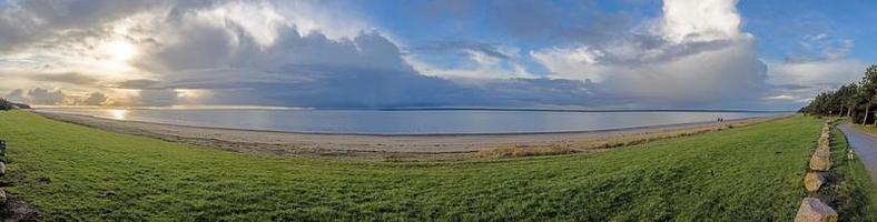 panorama sobre la playa en la bahía de stillingen en dinamarca durante el día foto