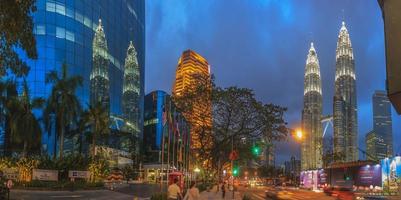 reflejo en una fachada de vidrio de un edificio alto foto