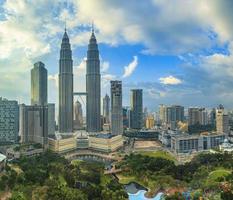 vistas al parque klcc en kuala lumpur foto