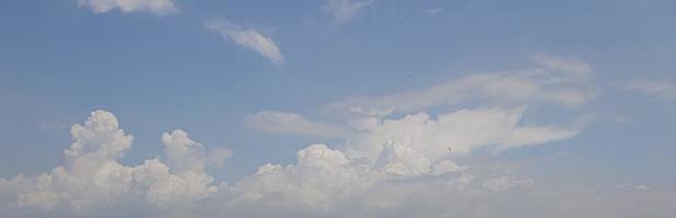 imagen de un cielo parcialmente nublado y parcialmente despejado durante el día foto