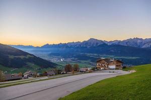 vista a un valle en los alpes austríacos al atardecer foto