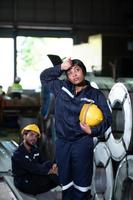 un grupo de ingenieros de equipos pesados de grandes industrias se está tomando un descanso foto