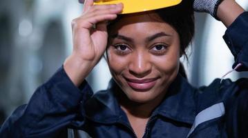 retrato de una ingeniera de equipos pesados de una gran industria foto