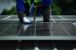 ingeniero a cargo de la instalación de paneles solares la instalación de energía solar foto