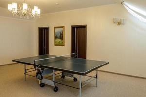 mesa de tenis estándar en la habitación del hotel. foto