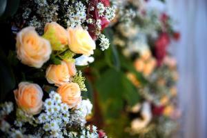 flores en el jardín para la ceremonia de la boda foto