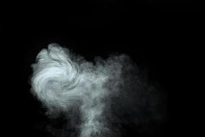 polvo abstracto o humo aislado sobre fondo negro foto