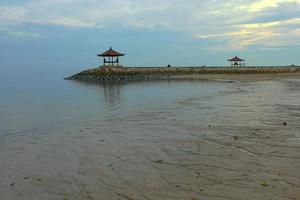 hermoso paisaje aéreo de la playa de sanur foto