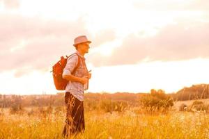 alejándose de todo. hombre en campo abierto relajante mirando la hermosa vista. foto