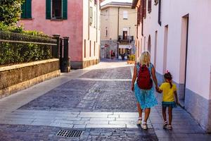 calle estrecha de la ciudad en el lago de como, italia foto