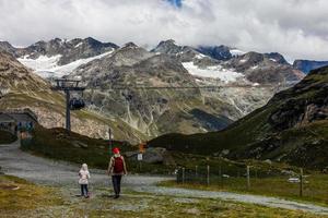 montañas panorámicas con nubes, suiza foto