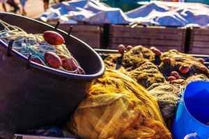 barcos de pesca en liguria italia. pequeños barcos de pesca con aparejos de pesca atracados en el puerto - lerici, la spezia, liguria, italia foto