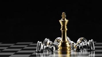 rey de ajedrez de oro entre peones de plata acostados en un tablero de ajedrez. ilustración de representación 3d. foto