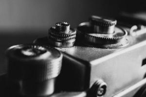 botón del obturador de una cámara antigua, foto en blanco y negro con ruido