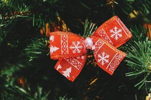 árbol de navidad con grandes lazos rojos con adorno foto