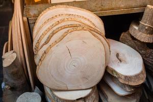 trozo de tronco de madera cortada para fondo de textura de madera decorativa