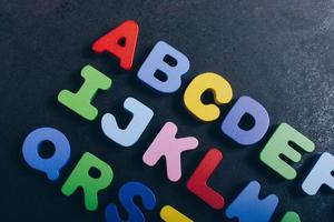 a, b y c letras del alfabeto de madera para el concepto de aprendizaje foto